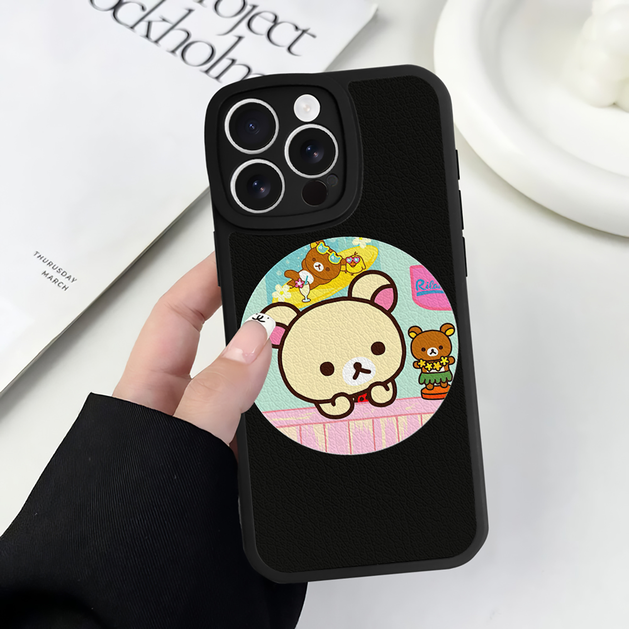 （画像用） リラックマ リラックマ キイロイトリ Rilakkuma Korilakkuma Kiiroitori 【iPhone 16シリーズ対応】シリコンスマホケース（レザー調） 材質：シリコン